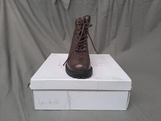 BOXED PAIR OF BEN DE LISI HIKER LEATHER BOOTS IN BROWN SIZE 7