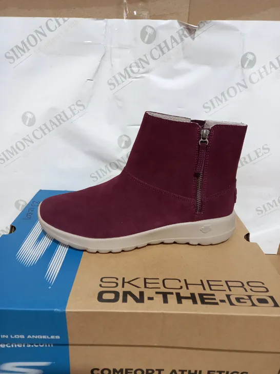 SKECHERS ON THE GO ZIP ANKLE BOOTS, BURGUNDY - SIZE 6.5