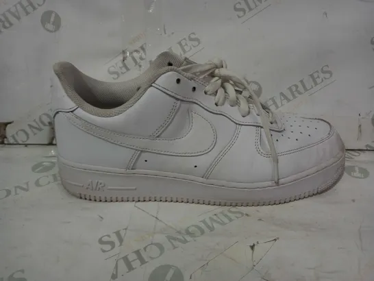 BOXED PAIR OF NIKE AIR FORCE 1 SHOES IN WHITE UK SIZE 10