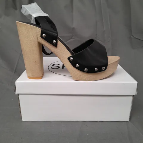 BOXED PAIR OF SPOT ON OPEN TOE HIGH BLOCK HEEL SANDALS IN BLACK SIZE 8