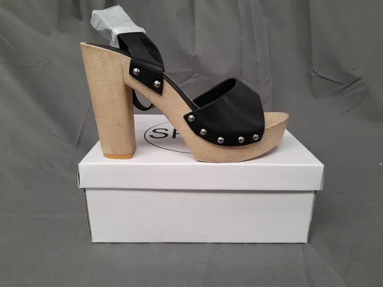 BOXED PAIR OF SPOT ON OPEN TOE HIGH BLOCK HEEL SANDALS IN BLACK SIZE 8