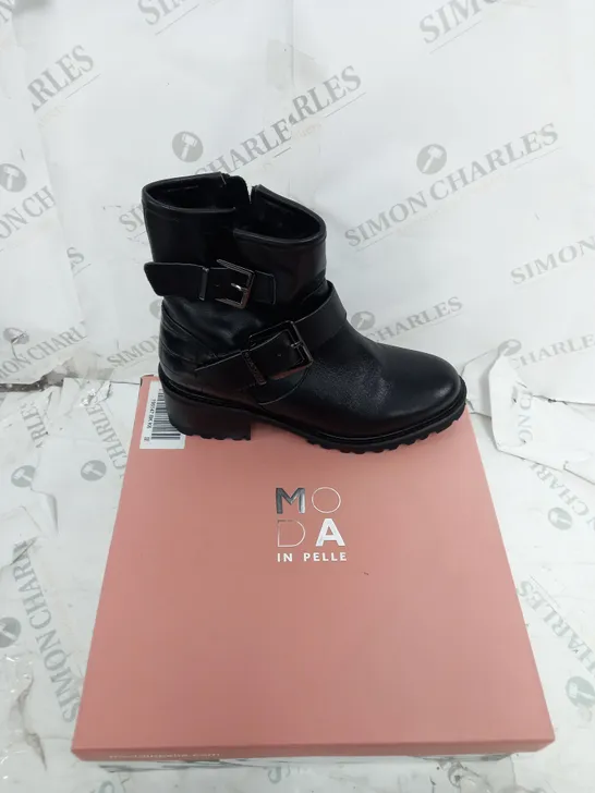 BOXED PAIR OF MODA IN PELLE CORNELLE BLACK LEATHER BOOTS - UK 6