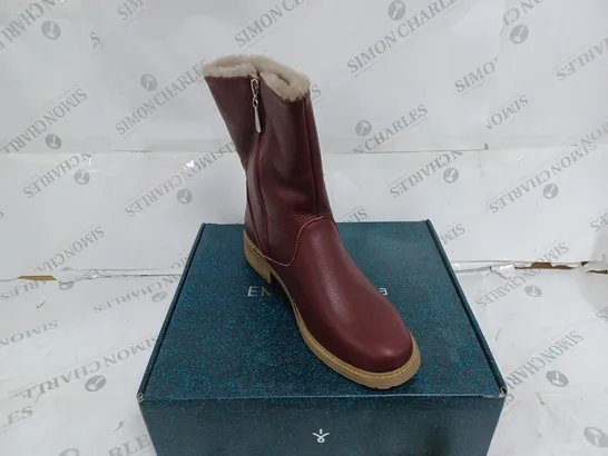 BOXED PAIR OF EMU AUSTRALIA KERIE LEATHER BOOTS IN CLARET - UK SIZE 9