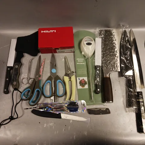 LOT OF ASSORTED HOUSEHOLD ITEMS TO INCLUDE SCISSORS, KNIVES, DARTS, ETC