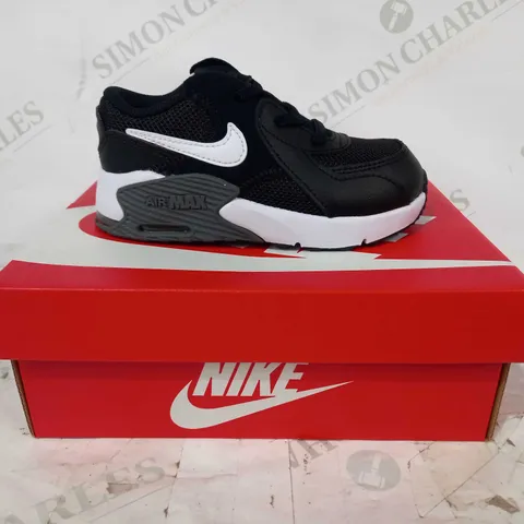 BOXED PAIR OF NIKE AIR MAX EXCEE CHILDREN'S TRAINERS IN BLACK/WHITE UK SIZE 8.5