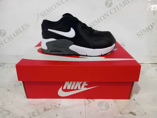 BOXED PAIR OF NIKE AIR MAX EXCEE CHILDREN'S TRAINERS IN BLACK/WHITE UK SIZE 8.5