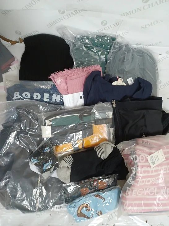 BOX OF APPROXIMATELY 25 ASSORTED CLOTHING ITEMS TO INCUDE - BAG, DRESSES, SOCKS ETC