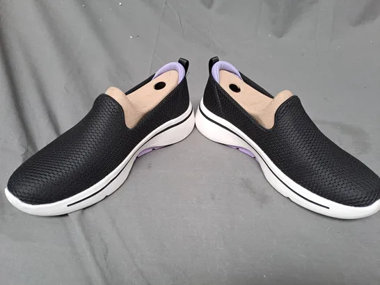 BOXED PAIR OF SKETCHERS GO WALK ARCH FIT IN BLACK - SIZE 5