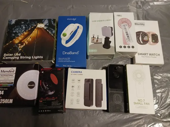 LOT OF 10 ASSORTED TECH ITEMS TO INCLUDE DNABAND, SMART WATCH AND CAMPING STRING LIGHTS