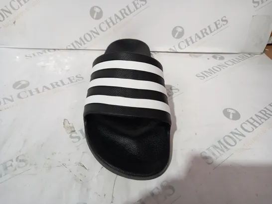 PAIR OF ADIDAS SLIDERS IN BLACK/WHITE SIZE 10