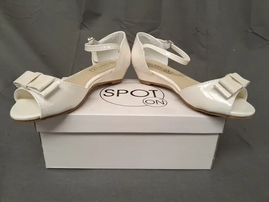 BOXED PAIR OF SPOT ON PEEP TOE PARTY SHOES IN WHITE W. GLITTER EFFECT EU SIZE 32