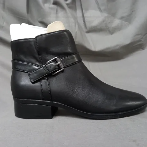 BOXED PAIR OF NATURALIZER ANKLE BOOTS IN BLACK SIZE 7