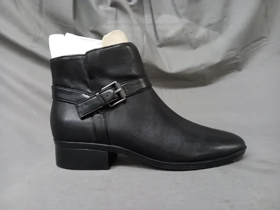 BOXED PAIR OF NATURALIZER ANKLE BOOTS IN BLACK SIZE 7