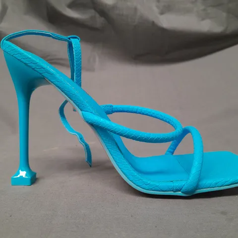 BOXED PAIR OF PUBLIC DESIRE OPEN TOE HEELED STRAPPY SANDALS IN BLUE SIZE 6