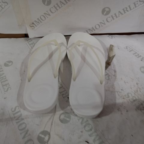 FIT FLOP PEARLISED URBAN WHITE SIZE UK 7