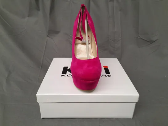 BOXED PAIR OF KOI COUTURE HR5 PLATFORM HIGH WEDGE FAUX SUEDE SHOES IN FUCHSIA SIZE 8