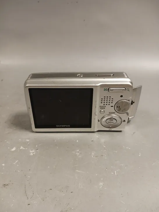 OLYMPUS 500 SERIES DIGITAL CAMERA 