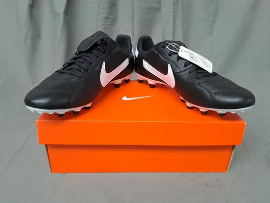 BOXED PAIR OF NIKE PREMIER III FOOTBALL BOOTS IN BLACK/WHITE UK SIZE 9