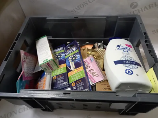 BOX OF APPROX. 20 ASSORTED HEALTH AND BEAUTY ITEMS TO INCLUDE: HEAD&SHOULDERS, ORAL-B & A.VOGEL
