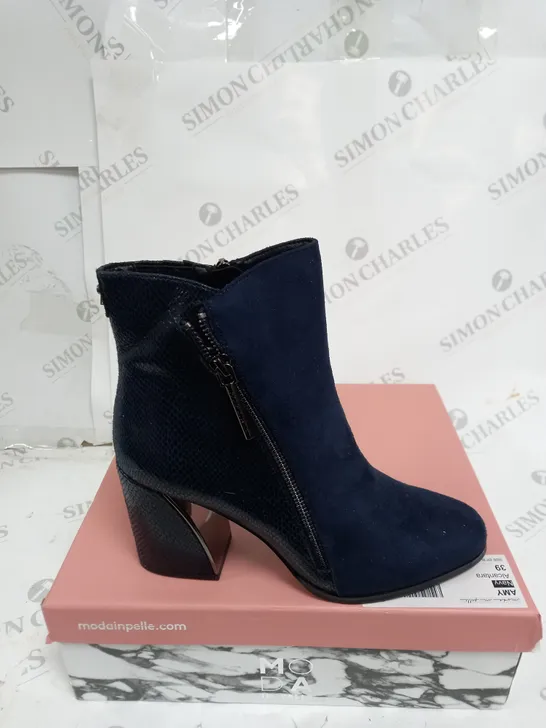 BOXED MODA AMY HEEL BOOT IN NAVY SIZE 6 