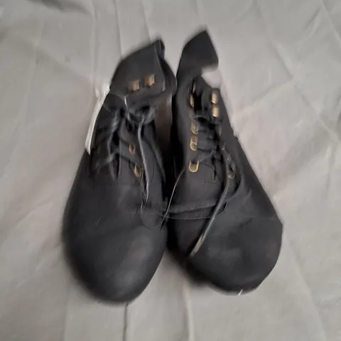 BOXED LOT OF APPROX. 25 PAIRS OF LADIES BLACK BOOTS. VARIOUS SIZES