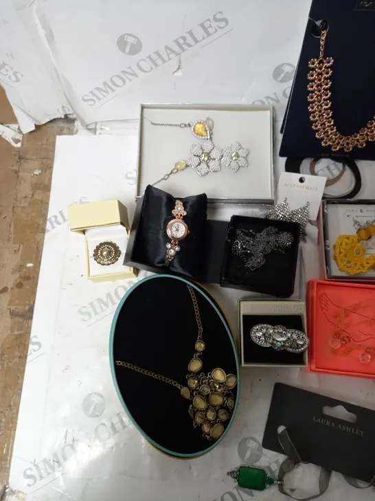 ASSORTED RANDOM PIECES OF JEWELLERY INCLUDING NEXT, LOVISA