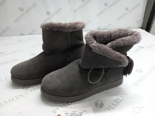 PAIR OF SKECHERS KEEPSAKE BOOTS IN GREY - UK 5.5