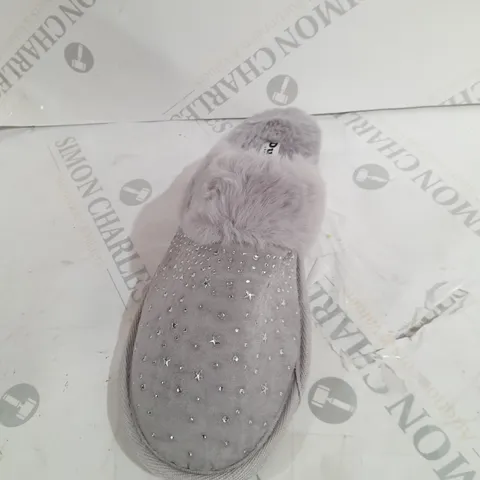  BOXED DUNE GREY SYNTHETIC STAR HOTFIX SLIPPERS SIZE 7