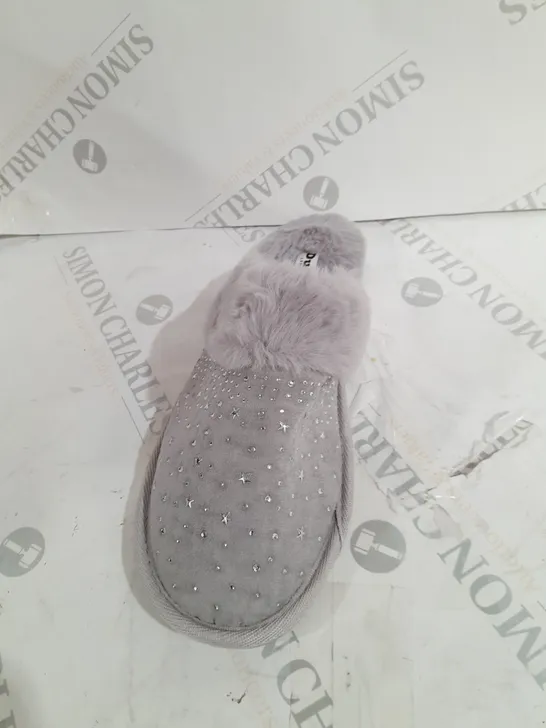  BOXED DUNE GREY SYNTHETIC STAR HOTFIX SLIPPERS SIZE 7