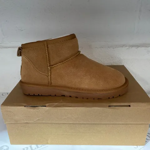 BOXED PAIR OF UGG BROWN BOOTS SIZE SIZE 3