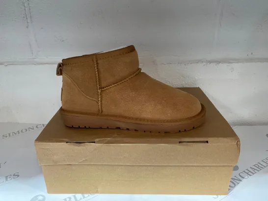 BOXED PAIR OF UGG BROWN BOOTS SIZE SIZE 3