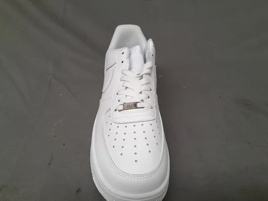 BOXED PAIR OF NIKE AIR FORCE 1 SHOES IN WHITE UK SIZE 8