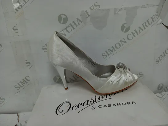 BOXED PAIR OF IVORY DIAMONTE CASARDA OCCASIONS SHOE SIZE 5