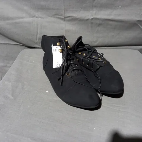APPROXIMATELY 15 PAIRS OF WOMEN'S FLAT LACE UP ANKLE SHOES IN BLACK SIZE 4