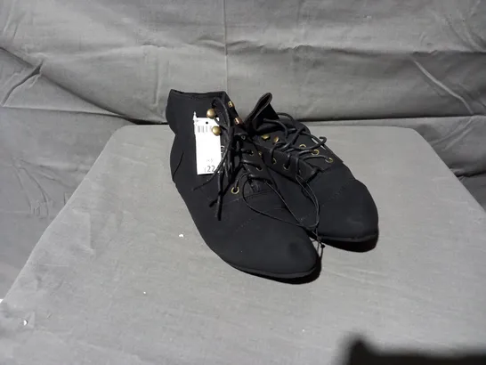 APPROXIMATELY 15 PAIRS OF WOMEN'S FLAT LACE UP ANKLE SHOES IN BLACK SIZE 4