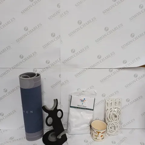 BOX OF APPROX 16 ITEMS TO INCLUDE - KITCHEN FLOOR MAT - HAIR DRYER STAND - MUSHROOM MUG ECT 