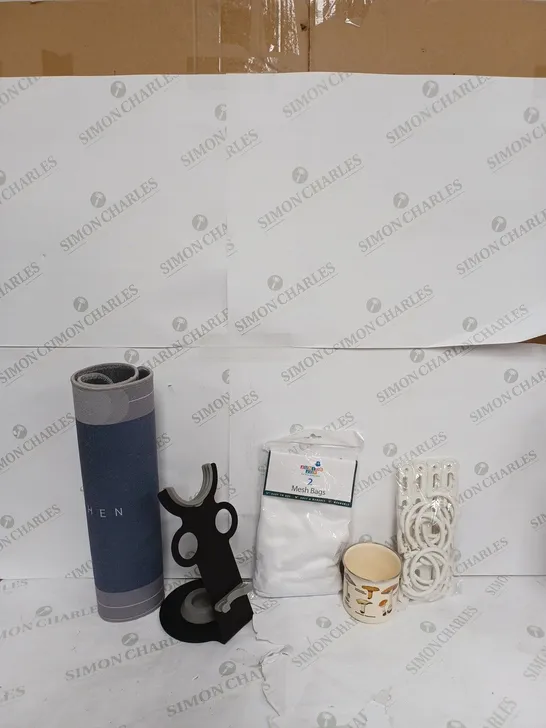 BOX OF APPROX 16 ITEMS TO INCLUDE - KITCHEN FLOOR MAT - HAIR DRYER STAND - MUSHROOM MUG ECT 