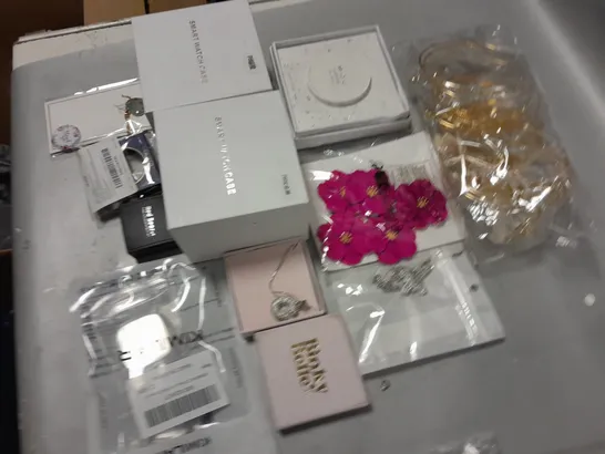 LOT OF ASSORTED JEWELLERY AND WATCH ITEMS TO INCLUDE WATCHES, NECKLACES AND EARRINGS