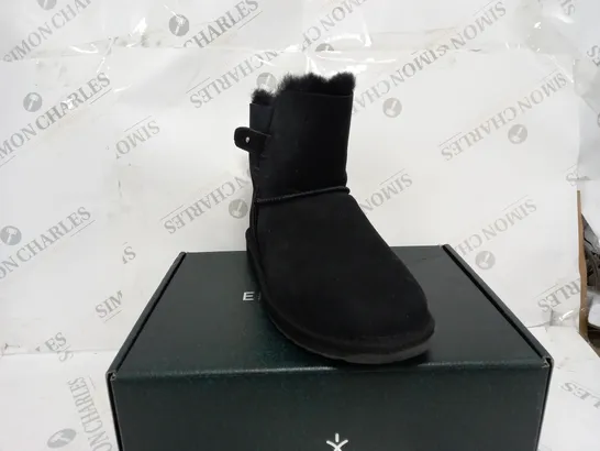 BOXED PAIR OF EMU AUSTRALIA SUMMERLANDS BOOTS BLACK SIZE 8