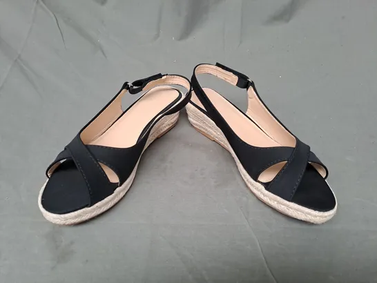 BOXED PAIR OF DESIGNER OPEN TOE LOW WEDGE SHOES IN BLACK EU SIZE 40