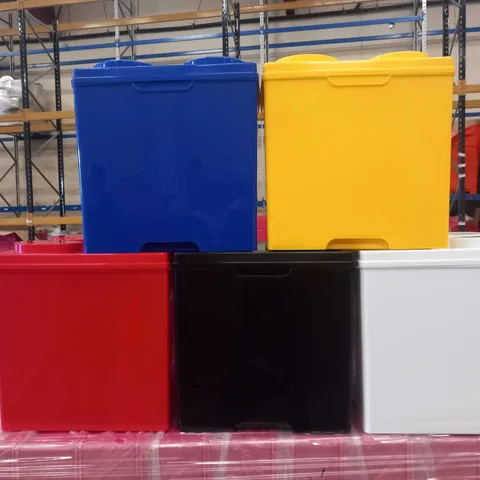 APPROXIMATELY 1000 PLASTIC STACKABLE STORAGE TUBS WITH LIDS IN 5 ASSORTED COLOURS INCLUDING; BLACK, BLUE, RED, WHITE AND YELLOW 