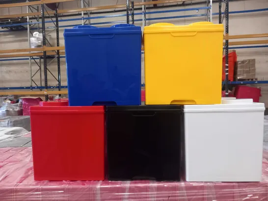 APPROXIMATELY 1000 PLASTIC STACKABLE STORAGE TUBS WITH LIDS IN 5 ASSORTED COLOURS INCLUDING; BLACK, BLUE, RED, WHITE AND YELLOW  RRP £19990