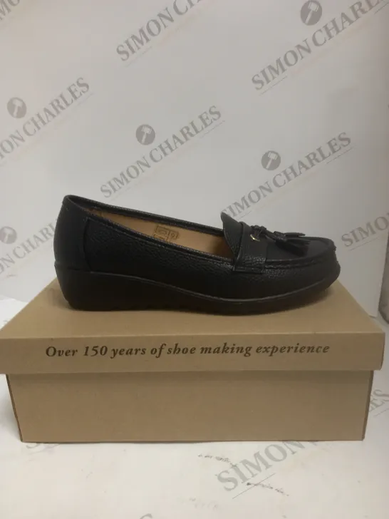 BOXED PAIR OF CUSHION WALK TASSLE LOAFERS - 5