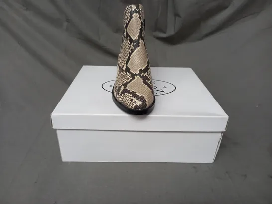 BOXED PAIR OF STEVE MADDEN LEATHER ANKLE BOOTS IN BEIGE SNAKE SIZE 3