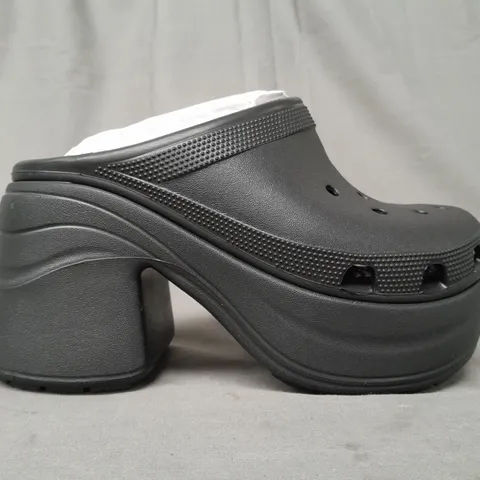 PAIR OF CROCS SIREN CLOGS IN BLACK UK SIZE M3/W4