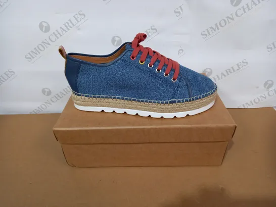 BOXED PAIR OF WHITE STUFF BLUE SHOES SIZE 8