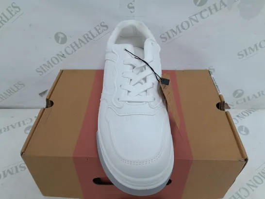 BOXED PAIR OF HEAVENLYFEET EASTIDE TRAINERS IN WHITE - EU 41