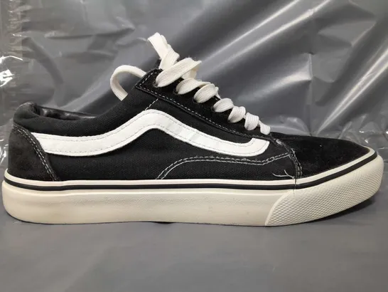 BOXED PAIR OF VANS SHOES IN BLACK/WHITE UK SIZE 8.5