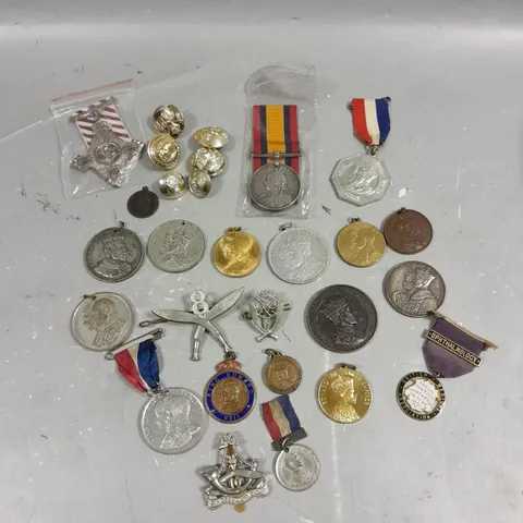 APPROXIMATELY 20 ASSORTED COMMEMORATIVE MEDALS FROM VARIOUS YEARS  