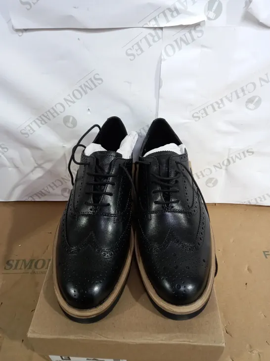 CLARKS GLICKLY BROGUE BLACK LEATHER SHOES SIZE 8